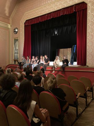 Bord de scène avec la troupe et le Professeur FATSEAS Mélina ainsi que le Docteur SANCHEZ Delphine