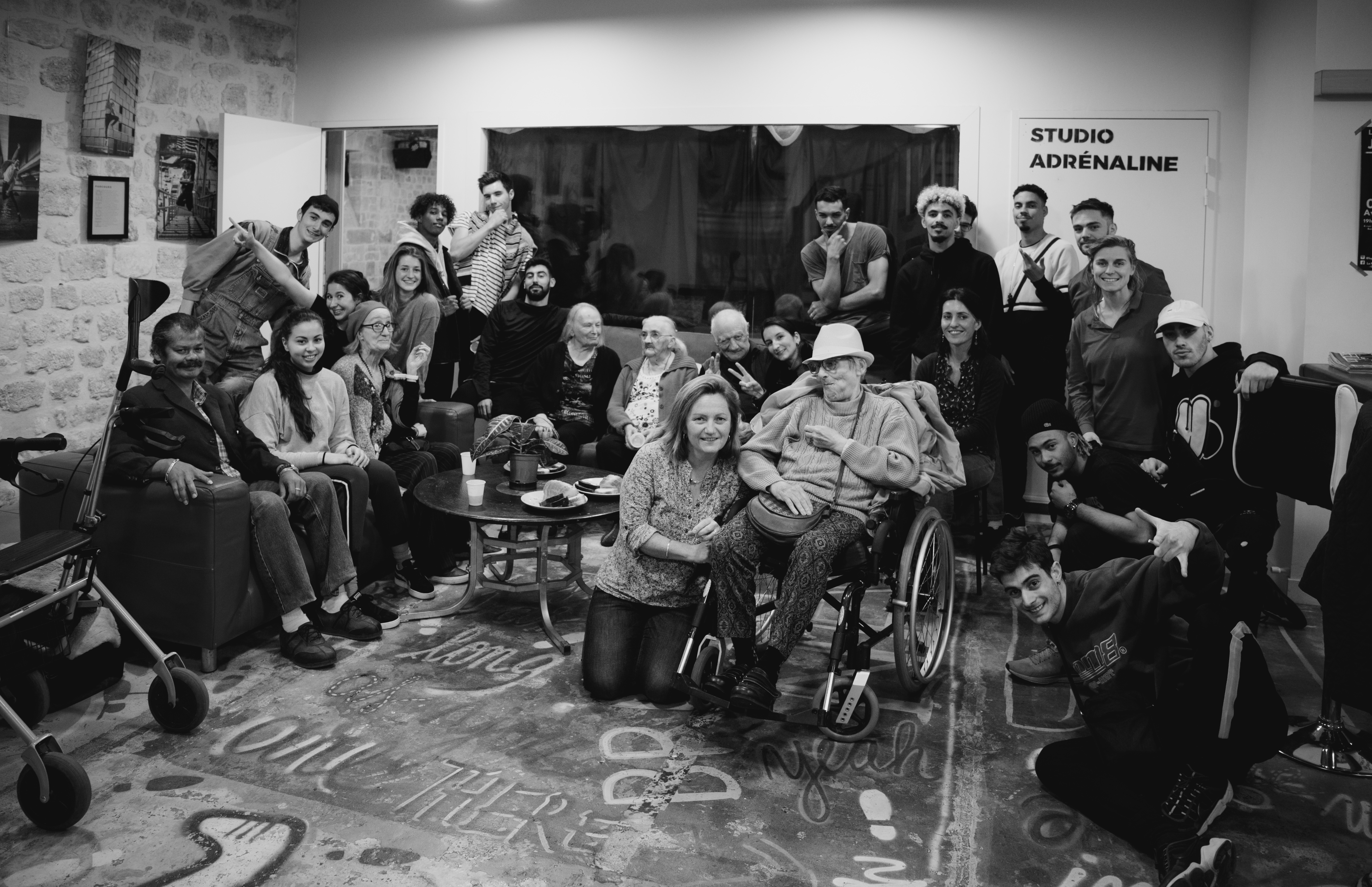 photo de groupe danseurs et résidents EHPAD au Performance