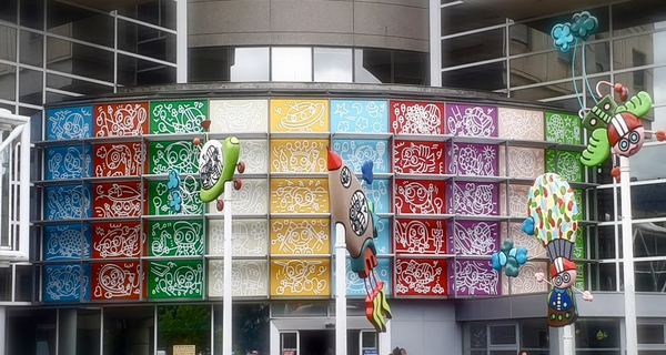 facade hôpital des enfants avec l'oeuvre de JOFO