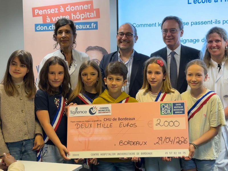 Nicolas Tachon, Vincent-Nicolas DELPECH, Alexis THOMAS, Elodie Couaillier, Emmanuel Sallaberry, Brigitte LLANAS, Isabelle Balligand et le conseil municipal des enfants tenant le chèque