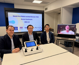 Les équipes du CHU de Bordeaux et les équipes de l'hôpital de Xiamen ( Chine) pendant l'intervention