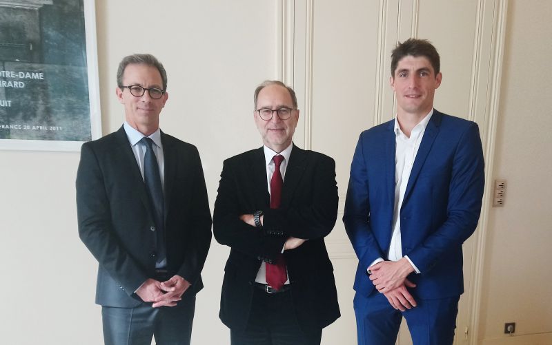 De gauche à droite, Professeur Stéphane Lafitte, Philippe Vigouroux, Directeur général du CHU de Bordeaux, Docteur Bertrand Moal, co-fondateur de DESKi