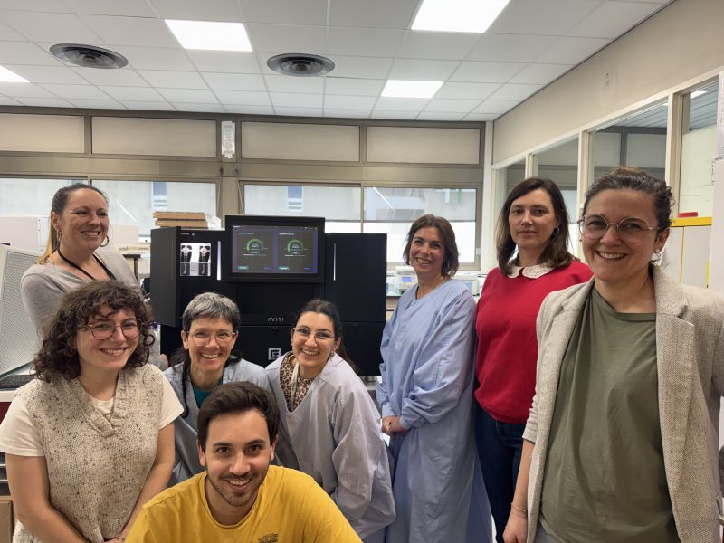 Les équipes mobilisées autour du séquenceur nouvellement installé — techniciens, bio-informaticiens, ingénieurs et biologistes de l'Institut de Pathologie et Biologie de cancers