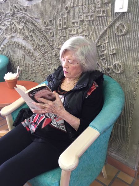 EHPAD, lecture, personne agee, personne agee qui lit, lecture, livre, lectrice