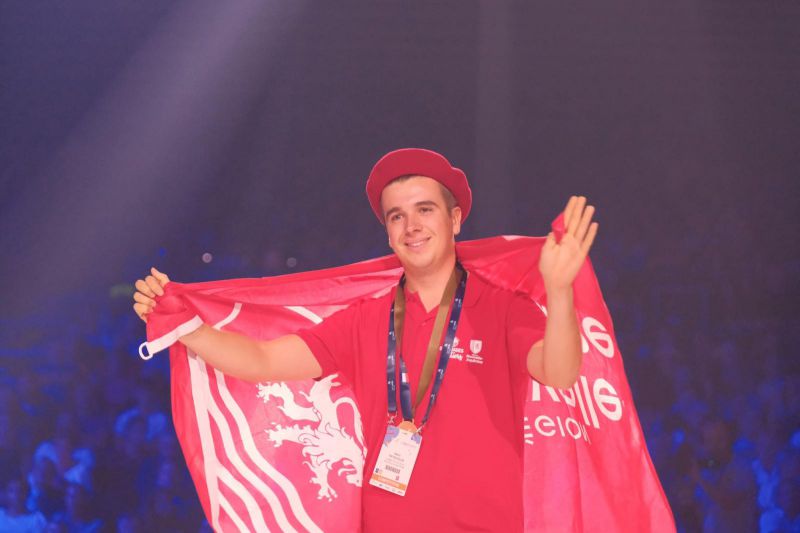Rémi Tritschler jeune diplômé en soins infirmiers de l'IFSI Xavier Arnozan s'est inscrit à la compétition WorldSkills (olympiades des métiers), dans le but de mettre en exergue les valeurs et compétences soignantes