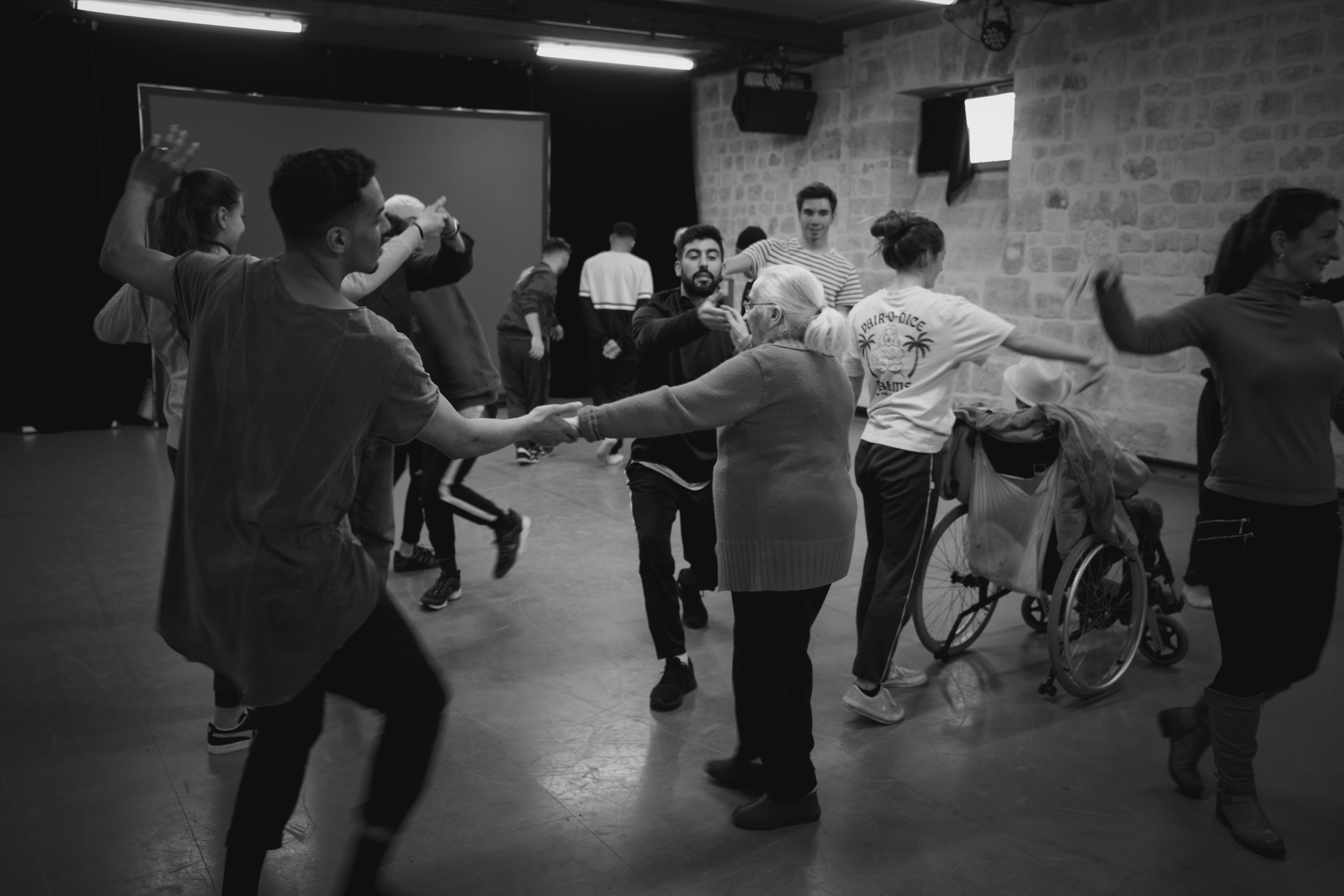 danse entre artistes et résidents de l'EHPAD