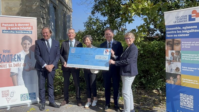 Remise du chèque de 201016&euro; par la ligue contre le cancer au CHU de Bordeaux