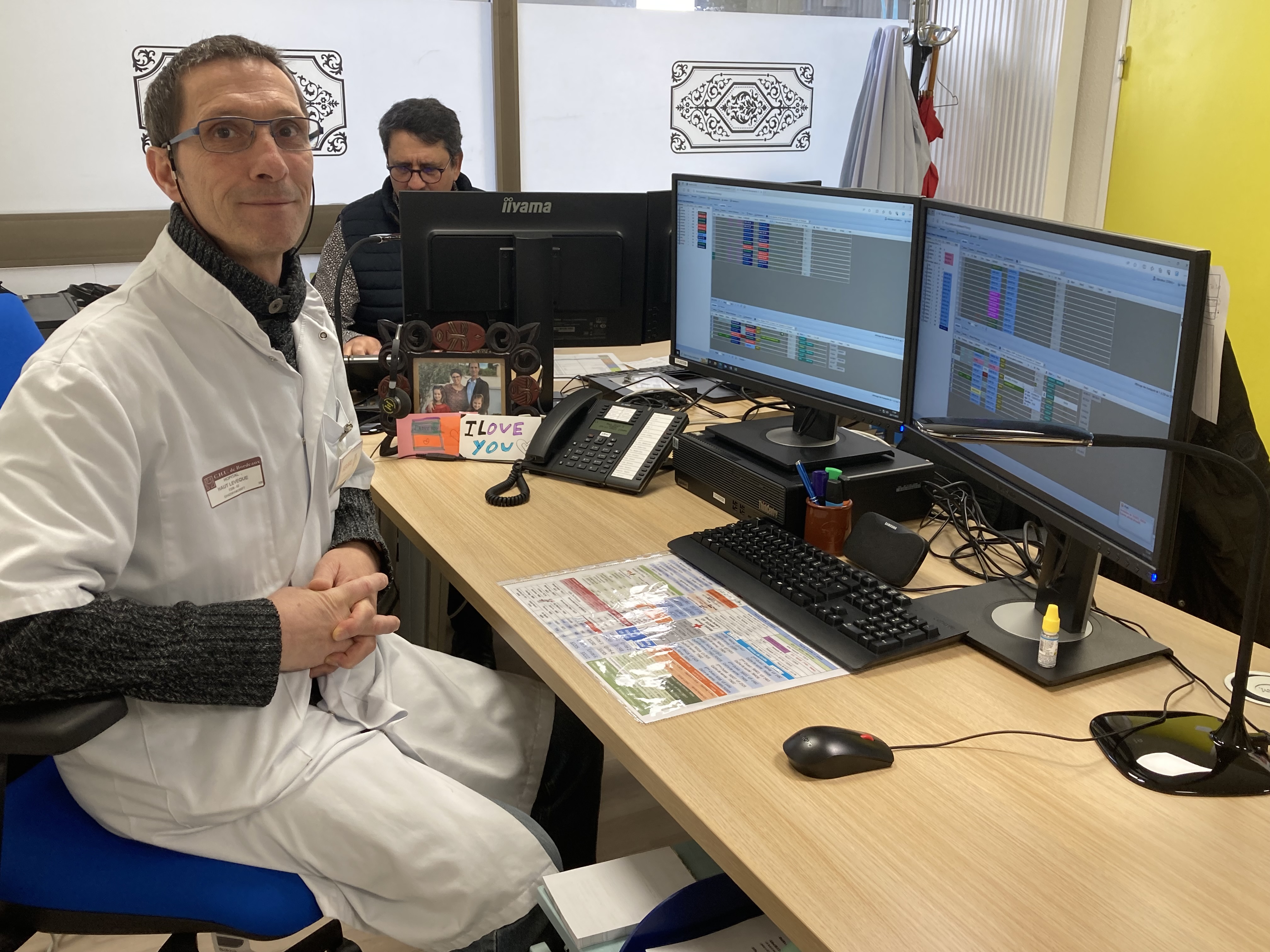 Gérard Brunel, régulateur brancardage à Haut-Lévêque J'ai exercé le brancardage pendant 11 ans. J'ai adoré le contact avec les patients, ce sentiment de me sentir utile, c'est ce qui m'a motivé pendant toutes ces années ! Et il y a deux ans, on m'a proposé un poste à la régulation. C'est une activité différente du brancardage car je n'ai plus le lien direct avec le patient mais j'apprécie ce nouveau challenge. Nous gérons entre 400 et 500 demandes par jour ! Mon but est que le patient arrive à son examen en temps et en heure et dans de bonnes conditions. Nous disposons d'un logiciel qui permet de planifier les demandes du jour. Quand les demandes « tombent » il faut les attribuer aux brancardiers. IMG_3506