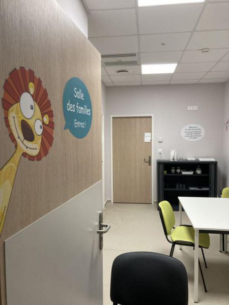 salle des familles, salon ambulatoire, pattes de lion orange