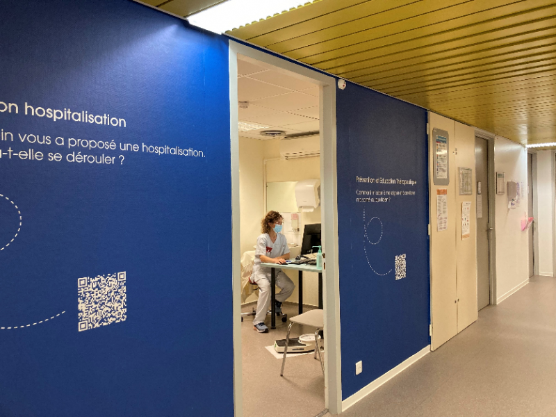 L'espace d'attente est “redesigné” en termes d'hospitalité. Le confort et les couleurs sont repensés (en se basant sur le travail du designer de la couleur J.G Causse) tout en suivant la trame définie par la signalétique