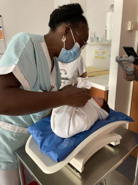 Personnel médical avec nouveau-né Personnel médical avec nouveau-né